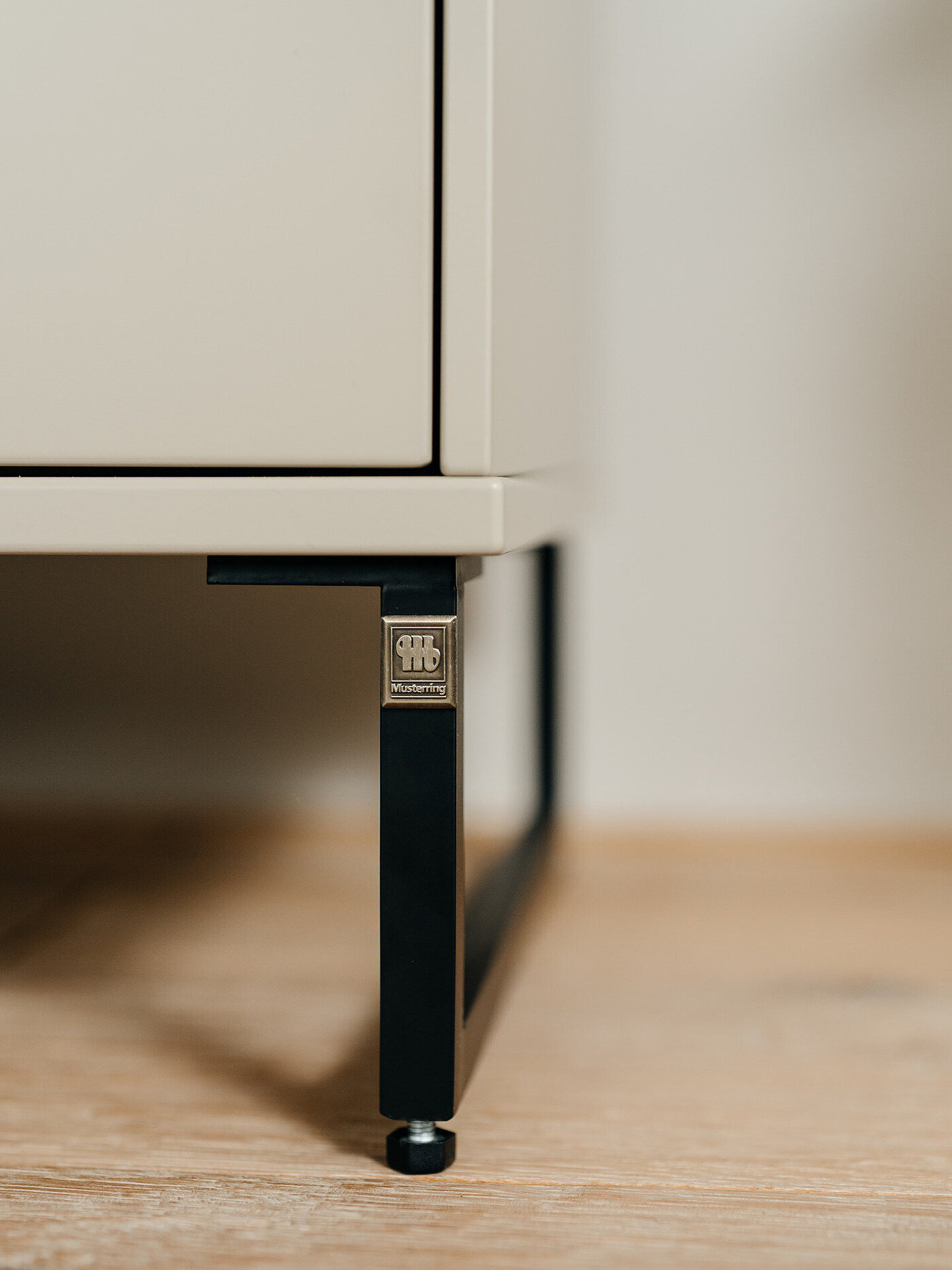 Detail Kufe
Sideboard bestehend aus Korpuselement 1,5R (61228), Korpuselement 1,5R (61239T), Korpuselement 1,5R (61228), Lack cashmere, 2x Abdeckblatt (92676), Kufen schwarzmatt, ca. B 273, H 112, T 40 cm