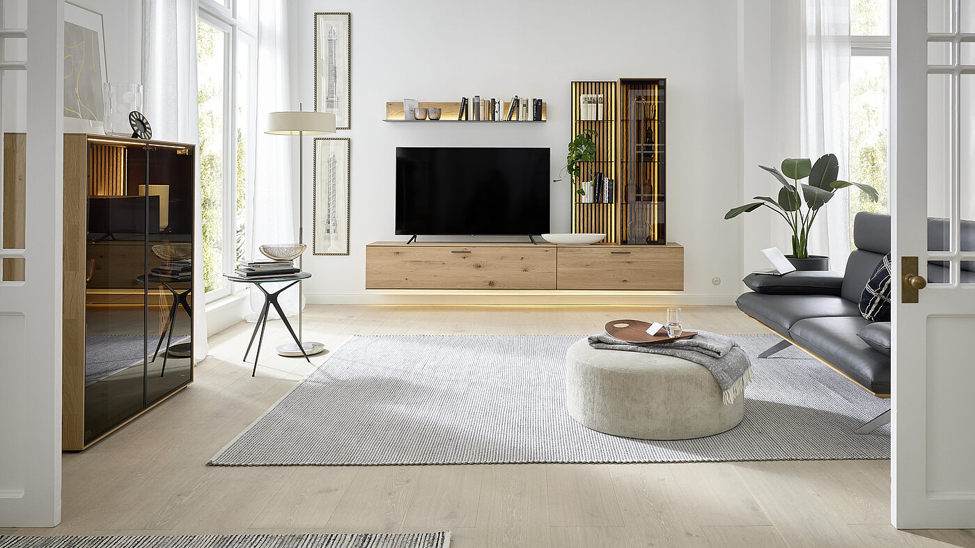 MR11331_A_Targo_Print - 15.jpg Wohnwand V24, Kerneiche Natur, Lamellen in Kerneiche Natur sandgestrahlt, ca. B 315, H 211, T 44 cm. Zubehör: LED-Beleuchtung Unterboden (9611), LED-Beleuchtung Unterboden (9612), LED-Beleuchtung Vitrine (9721), LED-Beleuchtung Paneel (9811), LED-Beleuchtung Paneel (9731)