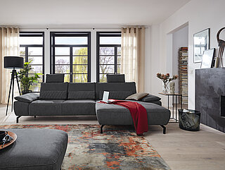 Sofa MR 270: Eckgruppe, bestehend aus: Anreihsofa 2,5L, Canape CanGXLR, extra groß, Funktionen: 3x Sitztiefenverstellung ST, 2x Armteilverstellung AV, Hocker XXL Ho, Zubehör: 2x Kopfstütze KS, 3x NierenkissenSchenkelmaß ca. 335 x 181 SH 46, ST 55/70, H 87 cm, Hocker ca. 135 x 72 cmStoff Kira grau (PG 20), Metallfuß schwarz, Sitz F1 weich