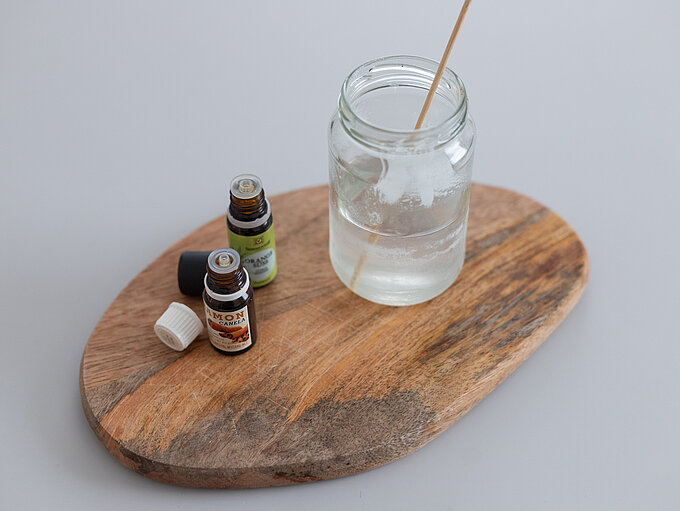 Schritt 3 für ein DIY mit Kerzenresten, Das flüssige Wachs etwas abkühlen lassen und anschließend je nach Wachsmenge die ätherischen Öle hinzufügen. Für unsere Wachsportion haben wir insgesamt ca. 20 Tropfen verwendet.