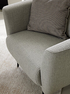 Detailbild vom Sessel MR6510 (Vorschlag 1), Stoff (PG 10, z.B. Joker silver 721), Armlehne 05 fest, Rücken D fest, Sitzqualität SK33 medium, Fuß R 1.1 schwarz, matt, ca. B 78, H 100, SH 44, T 80, ST 49 cm 