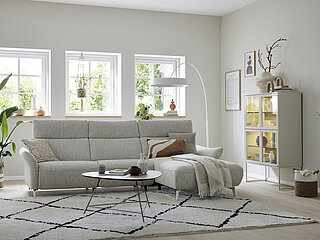 Ecksofa (Vorschlag 1A) mit Kopfpolsterverstellung bestehend aus Anreihsofa 2,5-sitzig, Armlehne links, Canape X, gerade, Armlehne rechts, Stoff (PG 20, z.B. Loft natur, 100 % Polyester) Metallfuß perlweiss, matt (W010-M17), ca. 275 x 177, H 98/114, SH 46, T 103, ST 56 cm. Zubehör: motorische Kopfpolsterverstellung (KVMo), WallAway (WAS1), 2 x Liegearmlehne (LAL), 1 x Rücken echt