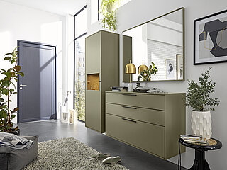 Kara-Frame-Dielen: Vorschlag 73932, ca. B 272, H 179, T 40 cm, Griffe: Schwarz Matt, Lack Olivgrau