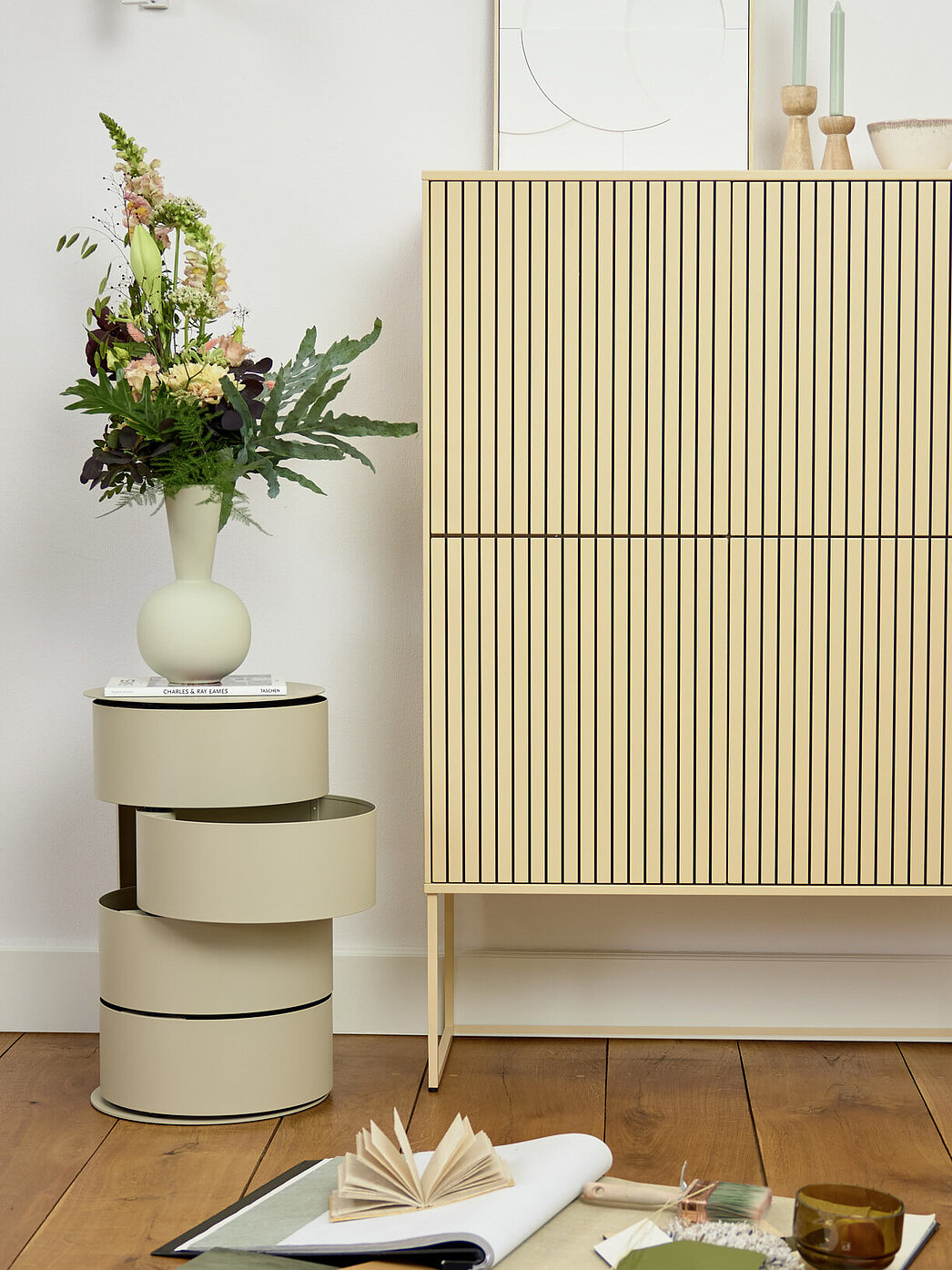 MR11653_A_Kara-Frame_Print - 15.jpg Korpuselement mit Rahmengestell 73982, Rahmengestell: Lack peach, Front: Lack peach - Deepline (PG 2), ca. B 92, H 140, T 40 cm. Zubehör: Rahmengestell in lack (94814), Deepline (94525)