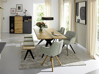 Tamina: Esstisch (6353-75-082), Massivholzplatte Charakter-Eiche mit schwarz transparenter Epoxidharzfüllung, Single-Fuge feingeschliffen, Oberfläche lackiert, Trapezprofil, Gestell Eisen schwarz, ca. L 220, B 100, H 77 cm