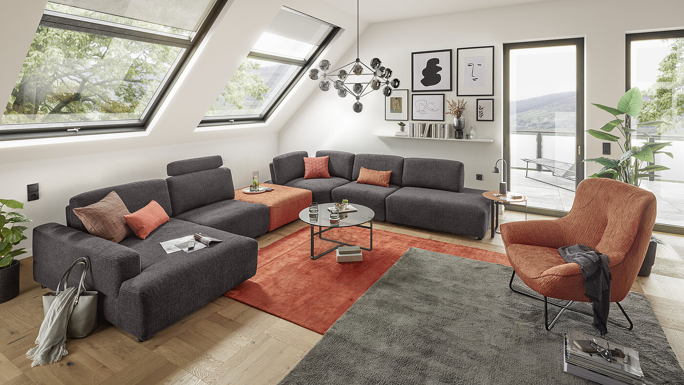 Modulecksofa (315BT330 1L),  Stoff Escana Anthracite (PG3) 91 % Polyester, 9 % Viskose, bestehend aus: Modul Longchair (LAL), Sitzbreite ca. 87 cm, mit Rücken und Armlehne links ca. 20 cm, Modul Free (F), Sitzbreite ca. 87 cm, mit Rücken, ohne Armlehne, Option Elegant (E) lose Kopfstütze, ca. B 70 cm, Option Relax (R) Rückenverstellung manuell + Fußauflage motorisch, Modul Pure (P), Sitzbreite ca. 87 cm, ohne Rückenlehne, Stoff 16060 Kupfer (JAB 1), 61 % Polyacryl , 32 % Polyester, 7 % Viskose, Modul Corner (K) ca. 120/120 cm, mit 2 Rücken, 2x Option Swing (S) manuelle Rückenverstellung, Modul Free (F) Sitzbreite ca. 85 cm, mit Rücken, ohne Armlehne, Option Swing (S) manuelle Rückenverstellung, Modul Terminal mit offenem Abschluss rechts (TR125) Sitzbreite, ca. 85 cm, offener Abschluss ca. 40 cm, Schenkelmaß ca. 401 x 330, H 80, SH 42, T 103/171 cm
Zubehör:
1 x Kissen MR 9199-50, ca. 50 x 50 cm, Stoff 15061, Fb. Kupfer Mix (JAB 1)
1 x Kissen MR 9199-40, ca. 40 x 40 cm, Stoff 14060, Fb. Kupfer (JAB 1)
1 x Kissen MR 9199-30, ca. 55 x 30 cm, Stoff 13521, Fb. Kupfer (JAB 1)
1 x Kissen MR 9199-30, ca. 55 x 30 cm, Stoff 16060, Fb. Kupfer (JAB 1)