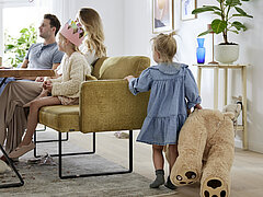 Sitzbank MR 4010 (4111-85984) mit 1 niedrigen Armlehne (1) links, Leder Vicenza pistachio (PG J), Kufengestell (1134) Metall, schwarz matt, ca. B 130, H 85, SH 50, T 69, ST 48 cm. Zubehör: Nierenkissen (75600), Leder Vicenza pistachio (PG J), ca. 70 x 25 cm