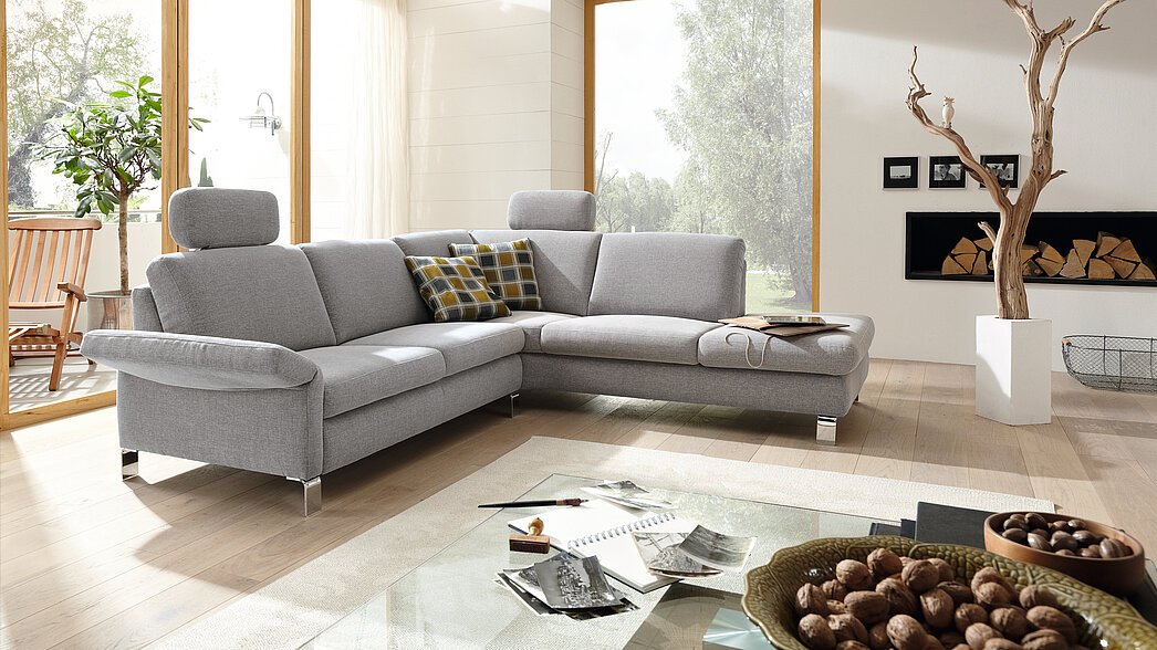 Eckgruppe, Schenkelmaß ca. 254 x 228, H 80, SH 44 cm best. aus: Sofa 2-sitzig N70L, Armlehne links und Ecksofa EG70R mit festem Hocker rechts, Seitenteil SW44 klappbar, Sitz Basic, normale Tiefe, Rücken Standard (80 cm), Fuß F 1F
Steckkopfstütze U92, Kissen U13
Stoff R 66/22 dolpin (SK 10), 100 % Polyester