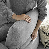 MR 370: Detail: Kopfteilverstellung, Stoff Melrose platin (PG 2, 100 % Polyester)