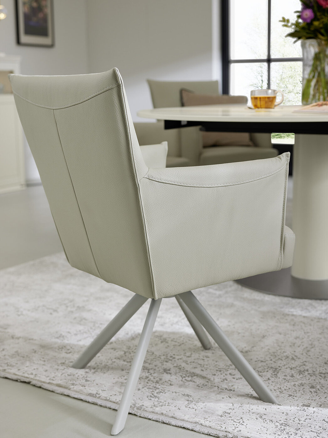 MR11585_009_Nilan_Mood_Print - 15.jpg Hersteller: Bert Plantagie
Programm: Nilan
Armlehnenstuhl (L2433), Leder Tendens Latte LD 2331 (PG 1), Stativgestell Ovalrohr, Metall pulverbeschichtet in Sonderfarbton Seidengrau (RAL 7044), ca. B 60, H 90, SH 51, AH 68, T 58, ST 44 cm. Zubehör: Gestell 360° drehbar, ohne Rückholfunktion