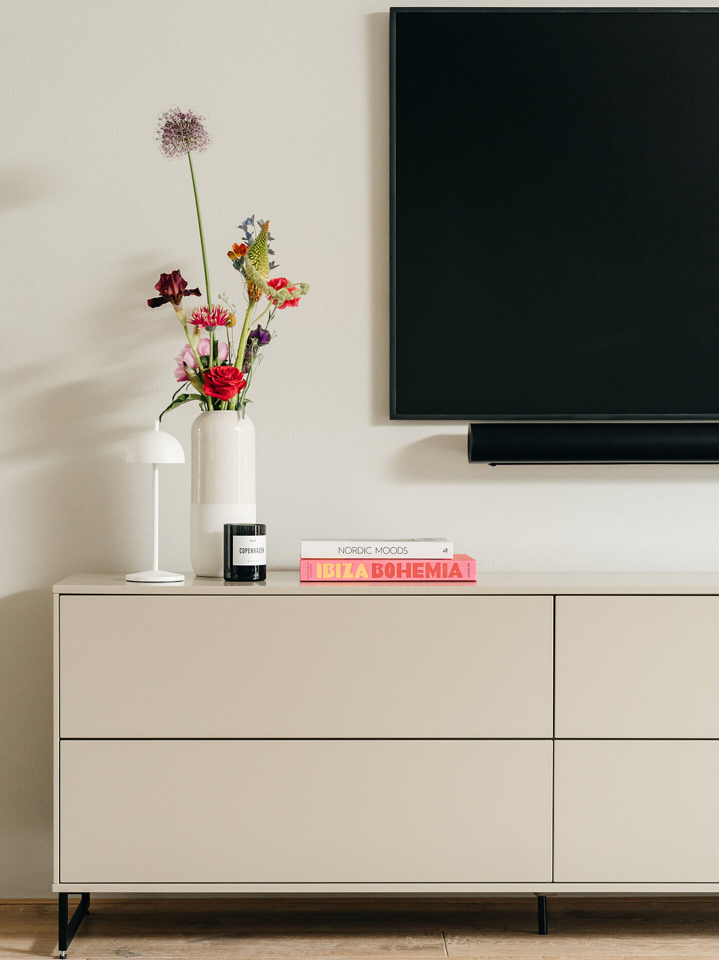 Sideboard bestehend aus Korpuselement 1,5R (61228), Korpuselement 1,5R (61239T), Korpuselement 1,5R (61228), Lack cashmere, 2x Abdeckblatt (92676), Kufen schwarzmatt, ca. B 273, H 112, T 40 cm