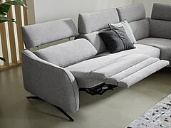 Ecksofa MR 9440 (Vorschlag 1, M300BT270) bestehend aus Anreihsofa, Armlehne links, Anreihelement ohne Armlehnen, Eckelement, Anreihelement mit offenem Abschluss rechts inkl. 5 x feste Kopfstützen, Stoff (PG 3, z.B. Escana stone, 91 % Polyester, 9 % Viskose), Sitzkomfort Standard HR 40, ca. 300 x 270, H 99, SH 47, T 100, ST 60 cm. Zubehör: 2 x Kufe 03BL Black, Rc = Relaxfunktion mit Herz-Waage-Funktion, 5 x E = ELEGANT, manuelle Verstellung der Kopfstütze, Z=ZEN, motorische Kopfteilverstellung