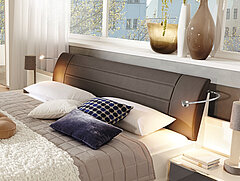 Schlafzimmer San Diego: Liegebett mit Polsterkopfteil in Leder braun, Nachtkonsole in Glas Weiß und Glas Braun 