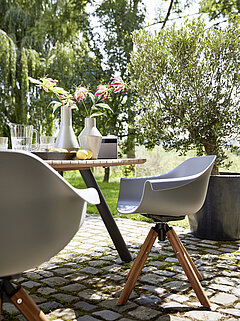 Freilicht: Tisch G893-062-059 (Schweden), ca. 200 x 95, H 76 cm, Tischplatte Teak massiv natur mit Facettenkante, Gestell: Aluminium pulverbeschichtet anthrazitStuhl G471-062-039 (Stockholm), je ca. B 64, H 78, SH 46, AH 66, T 57, ST 43 cm, Stativfuß drehbar, Teak massiv, Sitzschale grey