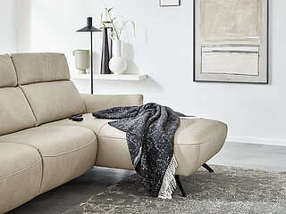 Musterring Heimtextilien: Ecksofa, bestehend aus Anreihsofa 2,5-sitzig (LKV), Canape (CanGXRKV),  Leder Cloudy pearl (PG 60), Metallfuß schwarz, Schenkelmaß ca. 275 x 177, H 98/114, SH 46, ST 56 cm, Optionale Funktionen: motorische Kopfpolsterverstellung (KVMo)Canape motorisch (CanMoLi)Wall Away (WAS1) motorische Sitz- und Rückenverstellungverstellbare Armlehnen (LAL)