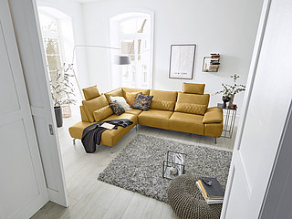 Corner suite, comprising: Modular sofa, 1-seater (AhoL 1.5), fixed footstool on left, angular corner (SEG), modular sofa, 2.5-seater (2.5R), armrest on right; accessories: 3 lumbar cushions, large 2 headrests (KS), approx. 225 x 293, H 87, D 107, SH46, SD 55-70 cm in Cloudy curcuma genuine leather (PG 60), metal foot in high-gloss steel, chrome-plated