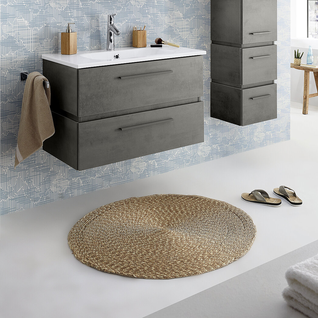 Zusammenstellung, best. aus: Mineralmarmor-Waschtisch Weiß BME013M81001, Waschtisch-Unterschrank W01013M7940 mit 2 Auszügen inkl. Kosmetik-Einsatz, ca. B 81/79, H 53, T 46 cm, Front, Korpus u. Akzentfarbe: Oxid Dunkelgrau quer Nachbildung, Griff Quarzgrau matt, Spiegelschrank SEKE0058040 mit Kranz inkl. LED-Beleuchtung, ca. B 81, H 73, T 17/23 cm, Korpus Oxid Dunkelgrau quer Nachbildung, Gegen Aufpreis: Handtuchhalter HHWE2-325, Waschtischarmatur (Achtung: Die fotografierte Armatur wurde nicht aufgenommen. Siehe Preisliste!)