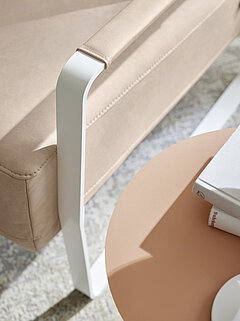 Detailbild von der Armlehne vom Sessel MR 6540 in Fb. Rosa und Gestell Weiß von Musterring