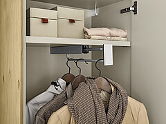 Kara-Frame-Dielen: Detail aus Hängeelement 76735: Kleiderstange