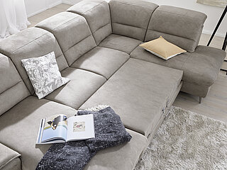 Sofa MR 1390: Detail: Anreihelement mit Querschläfer-Funktion (2,5AEL), Liegefläche 248 x 125 cm, Stoff BeReal stone (PG D, NS: 100 % Polyester, GS: 85 % Polyester, 15 % Lederfasern)