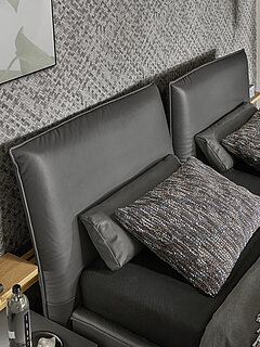 Polsterbett (HU-PB23043), mit Bettkasten und Sockelrahmen, Leder anthrazit (PG 20), Kopfteil (22911), Bettkasten zerlegbar (KU24), Metallfuß schwarz (W010-18 M01), Bezug Stretch Cover geteilt. Lattenrost links, LaroFLEX LR400 KFV, mit Kopf- und Fußteilverstellung, Bettkasten Zugänglichkeit per Gasdruckfeder, Lattenrost rechts, LaroFLEX LR400 KFV, mit Kopf- und Fußteilverstellung, Bettkasten Zugänglichkeit per Gasdruckfeder, Matratze links 1000-Tonnentaschen-FDK, M400 KA, Kaltschaum, H2, Matratze rechts 1000-Tonnentaschen-FDK, M400 KA, Kaltschaum, H3, Liegefläche ca. 180 x 200 cm, Liegehöhe ca. 59–66 cm, ca. B 205, H 112, T 230–247 cm
