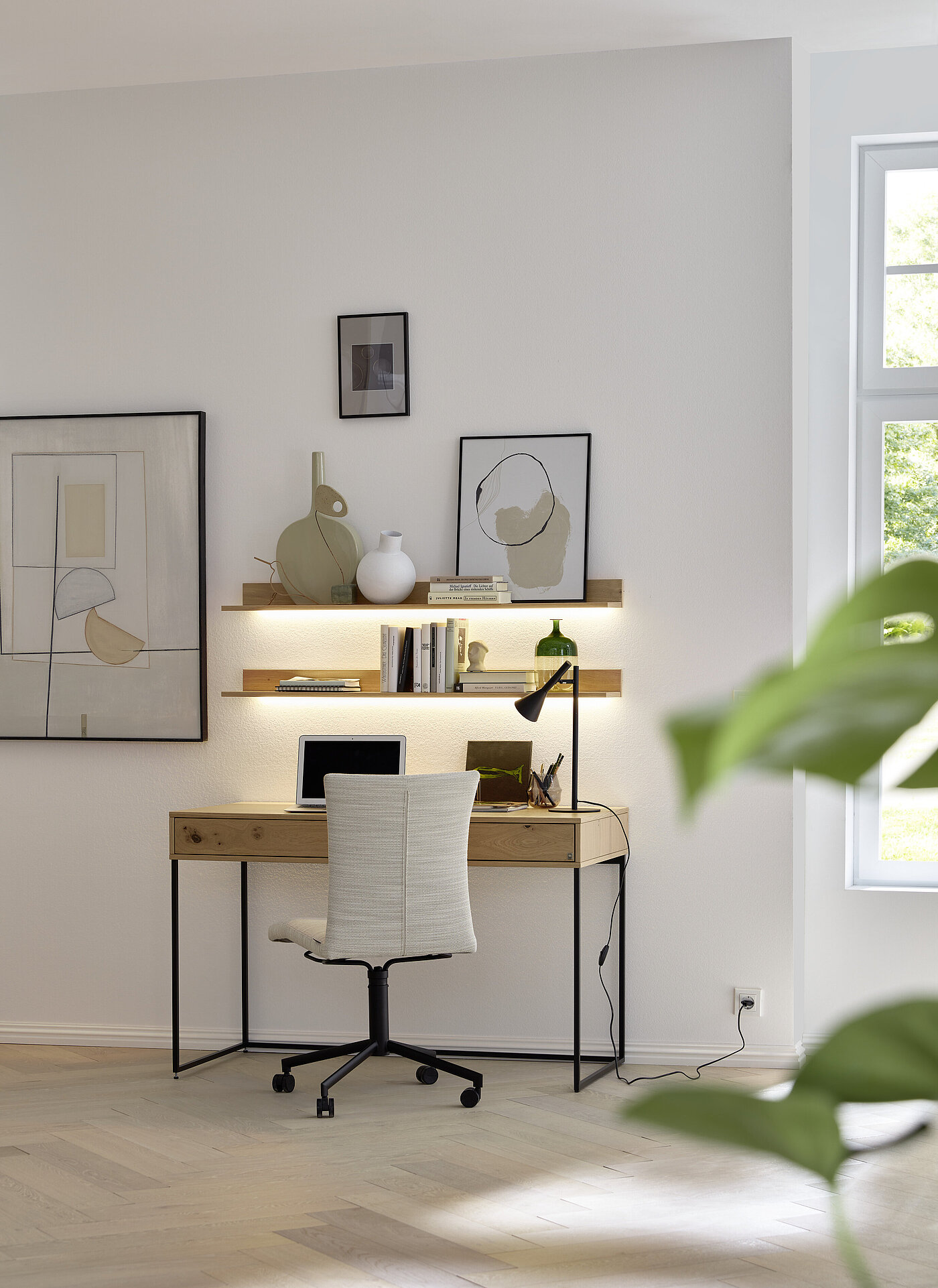 Vorschlag 83278, Asteiche, ca. 123 x 60, H 78 cm
2 x 77645 Wandboard, Asteiche, je ca. B 120, H 9, T 21 cm 