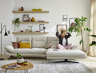 Ecksofa MR 2795 (Vorschlag 1A) mit Sitztiefenverstellung bestehend aus Anreihsofa groß, Seitenteil links (NL70L), Longchair rechts (KL10R), Stoff (SK20, z.B. S75/44 ivory, 61 % Polyacryl, 36 % Rolefin, 3 % Polyester), Metallkufe (FT9) in M99 schwarz, matt, ca. 322 x 165, H 93 cm. Zubehör: Kopfstützenverstellungen (KV1, KV2), Seitenteilverstellung für NL70L (SV1), Seitenteilverstellung für KL10R (SV1)