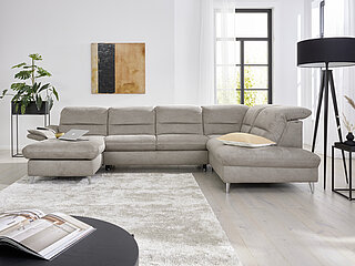 Ecksofa (Vorschlag 2A) bestehend aus Canapé (CANL), Armlehne A links, Anreihelement 2,5-sitzig (2,5EL), Kombielement X 1-sitzig, Anstellhocker rechts (1XKOR), Stoff BeReal stone (PG D, NS: 100 % Polyester, GS: 85 % Polyester, 15 % Lederfasern), Aluminiumfuß poliert (W014-M25), ca. 179 x 323 x 219, H 83, SH 46, T 107, ST 54 cm. Zubehör: Kopfteilverstellung (KV), H 105 cm, verstellbare Armlehne (LALL), Canapé mit motorischer Verstellbarkeit bis zur abgeschrägten Liegeposition (CanMoLiL), T 179 – 211 cm, Anreihelement mit Querschläfer-Funktion (2,5AEL), Liegefläche 248 x 125 cm, Funktionsablage (FA), Rücken echt