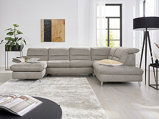 Ecksofa (Vorschlag 2A) bestehend aus Canapé (CANL), Armlehne A links, Anreihelement 2,5-sitzig (2,5EL), Kombielement X 1-sitzig, Anstellhocker rechts (1XKOR), Stoff BeReal stone (PG D, NS: 100 % Polyester, GS: 85 % Polyester, 15 % Lederfasern), Aluminiumfuß poliert (W014-M25), ca. 179 x 323 x 219, H 83, SH 46, T 107, ST 54 cm. Zubehör: Kopfteilverstellung (KV), H 105 cm, verstellbare Armlehne (LALL), Canapé mit motorischer Verstellbarkeit bis zur abgeschrägten Liegeposition (CanMoLiL), T 179 – 211 cm, Anreihelement mit Querschläfer-Funktion (2,5AEL), Liegefläche 248 x 125 cm, Funktionsablage (FA), Rücken echt