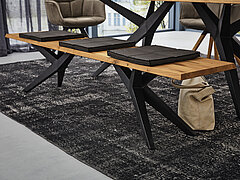 Esszimmer Tamina: Bank 6758-79-200, Sitzkissen 6755-00-420, ca. 37 x 37 cm, Microfaser "Aberdeen anthrazit"ca. B 200, H 46, T 40 cmGestell: Eisen schwarz, Sitzfläche Charakter Eiche massiv, geölt