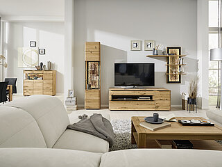 Puerto: Wohnwand Vorschlag V 15201, ca. B 296, H 207, T 54 cm, Asteiche massiv, naturbelassen geölt, Metallrahmen schwarz gepulvert, Rückwand in Korkeiche