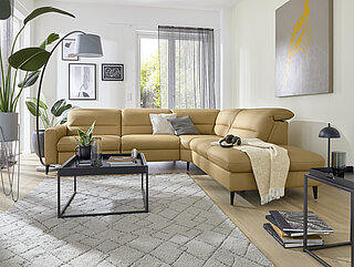 Ecksofa (Vorschlag 1A), bestehend aus Anreihsofa 3-sitzig (3L), Armlehne B links, Rundecke (RE), Anreihelement 1,5-sitzig (1,5AhoR), Anstellhocker rechts, Leder Vivre honey (PG 120), Alufuß schwarz, W014-M01, ca. 293 x 259, H 83, SH 48, T 107, ST 54 cm. Zubehör: Kopfteilverstellung (KV), H 105 cm, WallAway Funktion (WAH1), T 177 cm, Funktionsablage (FA), Aufklappfunktion (F) für (1,5AhoR), Rücken echt