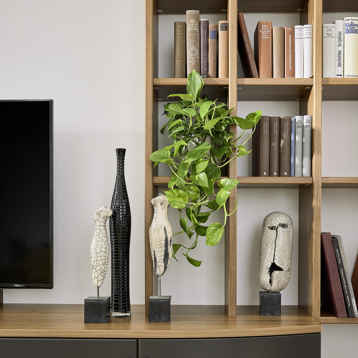 Wohnwand Vorschlag 36496, Nussbaum Nova / Lack Graphit, ca. B 363, H 233, T 49 cm