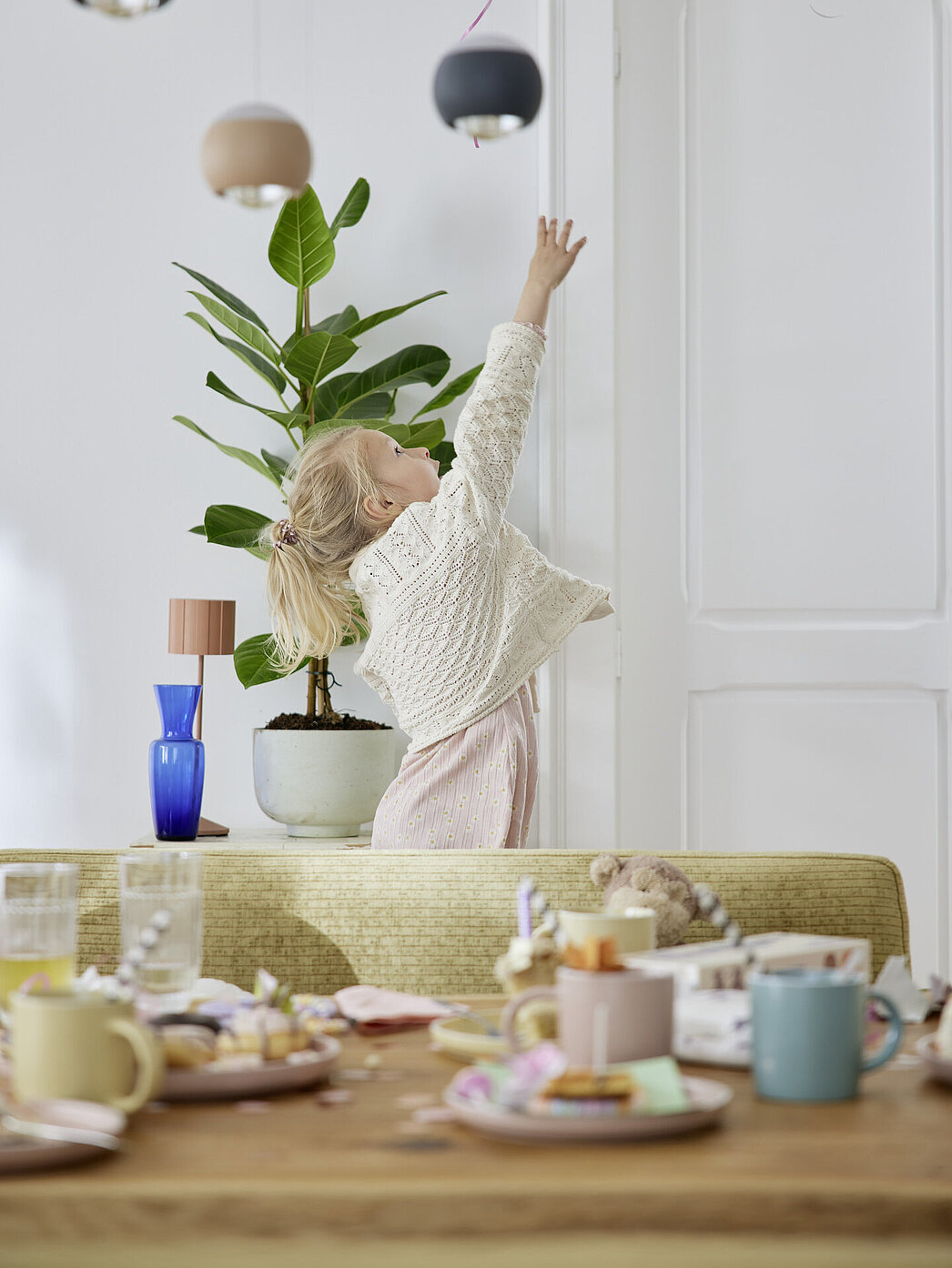 Esszimmer MR4010 und T4010 Esszimmer in Eiche und Bank in Fb. Gelb von Musterring Moodaufnahme vom Esszimmer MR4010 und T4010