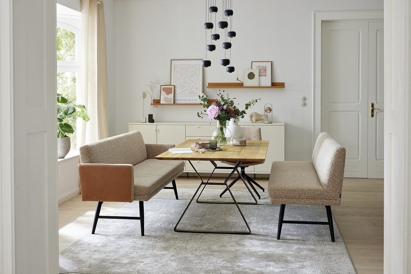 MR11595_B_MR4010_T4010 - 15.jpg Sitzbank MR 4010 (4113-85922) mit 2 niedrigen Armlehnen (1), Außen: Stoff Cloud brandy (PG 3/8), Sitz-, Rücken- u. Armlehneninnenflächen: Stoff Donna rusty melange (PG 5/12), Metallgestell (1148) schwarz matt, ca. B 197, H 85, AH 69, SH 50, T 69, ST 48 cm. Zubehör: Armauflagekissen (76200), ca. L 46, B 17, T 18 cm