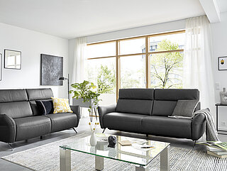 Sofa MR 280: Sofa 2,5-sitzig (2,5KV), Leder Rodeo charcoal (PG 60), Füße Metallfuß chromfarbig, ca. B 188, H 98/114, SH 46, ST 56, T 103 cm, Optionale Funktionen: motorische Kopfpolsterverstellung (KVMo)verstellbare Armlehnen (LAL) links und rechtsRelaxfunktion Sitz und Rücken (WAS1) links und rechts