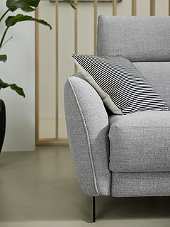 Detailbild der Armlehne vom Sofa MR 9440 (Vorschlag 1, M300BT270), Stoff (PG 3, z.B. Escana stone, 91 % Polyester, 9 % Viskose)