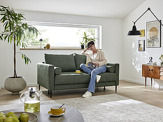 Schlafsofa MR 710 mit Frontauszug inkl. Kaltschaummatratze, Nosag-Unterfederung, Bodenfreiheit ca. 15 cm, Beschlag unsichtbar, Stoff Astoria Jade (PG 1, 100 % Polyester), Armlehnen A1, ca. 10 cm, Fuß (F5) Metallkegel schwarz, matt, Liegefläche ca. 140 x 200 cm, ca. B 165, H 90, SH 45, T 103, ST 59 cm. Zubehör: Rolle, ca. 18 x 50 cm, Stoff Astoria Jade (PG 1, 100 % Polyester) 