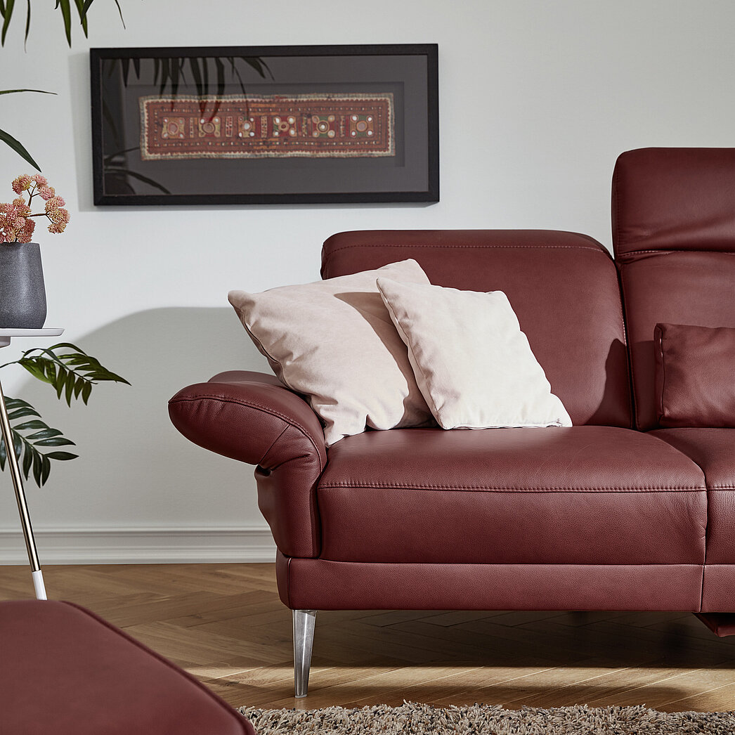 Sofa MR 1350 | Musterring Detail Sofa mit Kopfpolsterverstellung mit verstellbaren Liegearmlehne, Leder Rodeo, Fb. barolo (PG 160) Kappnaht Ton in Ton,
Metallfuß Aluminium poliert