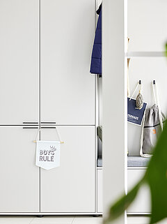 Kara-Frame-Dielen: Garderobe (74036), Lack brillantgrau (PG 2), Griffe Schwarz matt (H7), ca. B 228, H 217, T 40 cm. Zubehör Sitzkissen (90418) Stoff Willow horizon (PG 1)