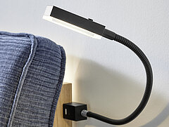 Malin: Doppelbett in Luxushöhe, ca. B 189, H 105, T 222 cm, Liegefläche ca. 180 x 200 cm, BSH 48,6 cm, Polsterkopfteil "Luna" in Stoff Maranta Lagune blau, Detail 2er-Set LED-Flex-Leuchte Anthrazit (80033).