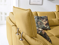 Sofa MR 270: Detail Kopfstütze in Echtleder Cloudy kurkuma (PG 60), Metallfuß Hochglanz Stahl verchromt