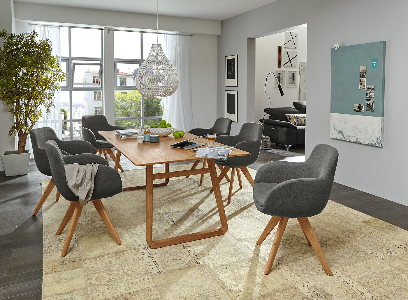 Esstisch mit Synchron-Schiebeplatte 4063-79-080
Charakter-Eiche massiv (geölt) mit Bügelgestell, 
ca. 200 (300) x 100, H 77 cm