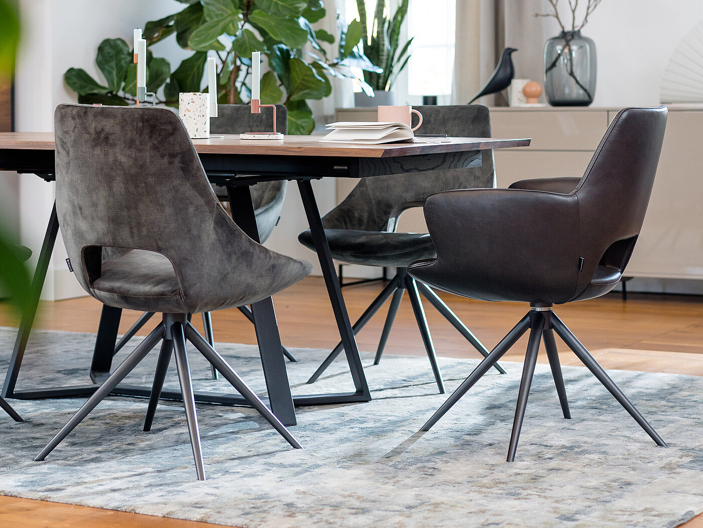 Deluxe Collection Teppich Angeles Pilano Fb. 956 petrol 250 x 350 cm, Navarra Armlehnstuhl R 2039, ca. B 60, H 87, T 62 cm, Echtleder Bold LB2002 Ash, Stativgestell: BP 100 Anthrazit