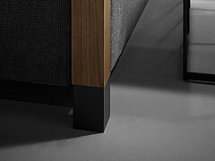 Detailbild vom Fußgestell in Nussbaum vom Himmelbett MR My Heaven