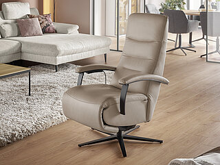 Sessel MR Nils, Leder Vivre, Farbe pearl (PG 58), Sitz F2 mittel, Ergonomie large, Metallarmteil schwarz, Metallsternfuß schwarz, ca. B 70, H 112, SH 49, T 87, ST 54 cm. Zubehör: AD4S Metallsternfuß schwarz, Metallarmteil schwarz, G3H – 3 E-Motoren AH + HW, MOK – motor. Kopfpolsterverstellung, Akku