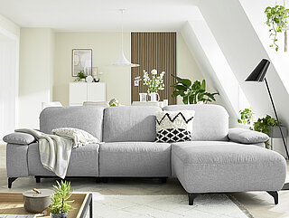 MR 370: Ecksofa (Vorschlag 4, 8838), bestehend aus Anreihsofa 1,5-sitzig medium, Armlehne links, mit vollmotorischer Sitz-, Rücken- und Kopfteilverstellung, Anreihelement 1,5-sitzig medium, mit manueller Kopfteilverstellung, ohne Armlehne, Longchair mit manueller Kopfteilverstellung, Armlehne rechts, Stoff Melrose platin (PG 2, 100 % Polyester), Sitzkomfort Soft, Metallfuß schwarz, matt, ca. 280 x 180, H 83–105, SH 47, T 111–171, ST 56–104 cm. Zubehör: Armlehne B, klappbar