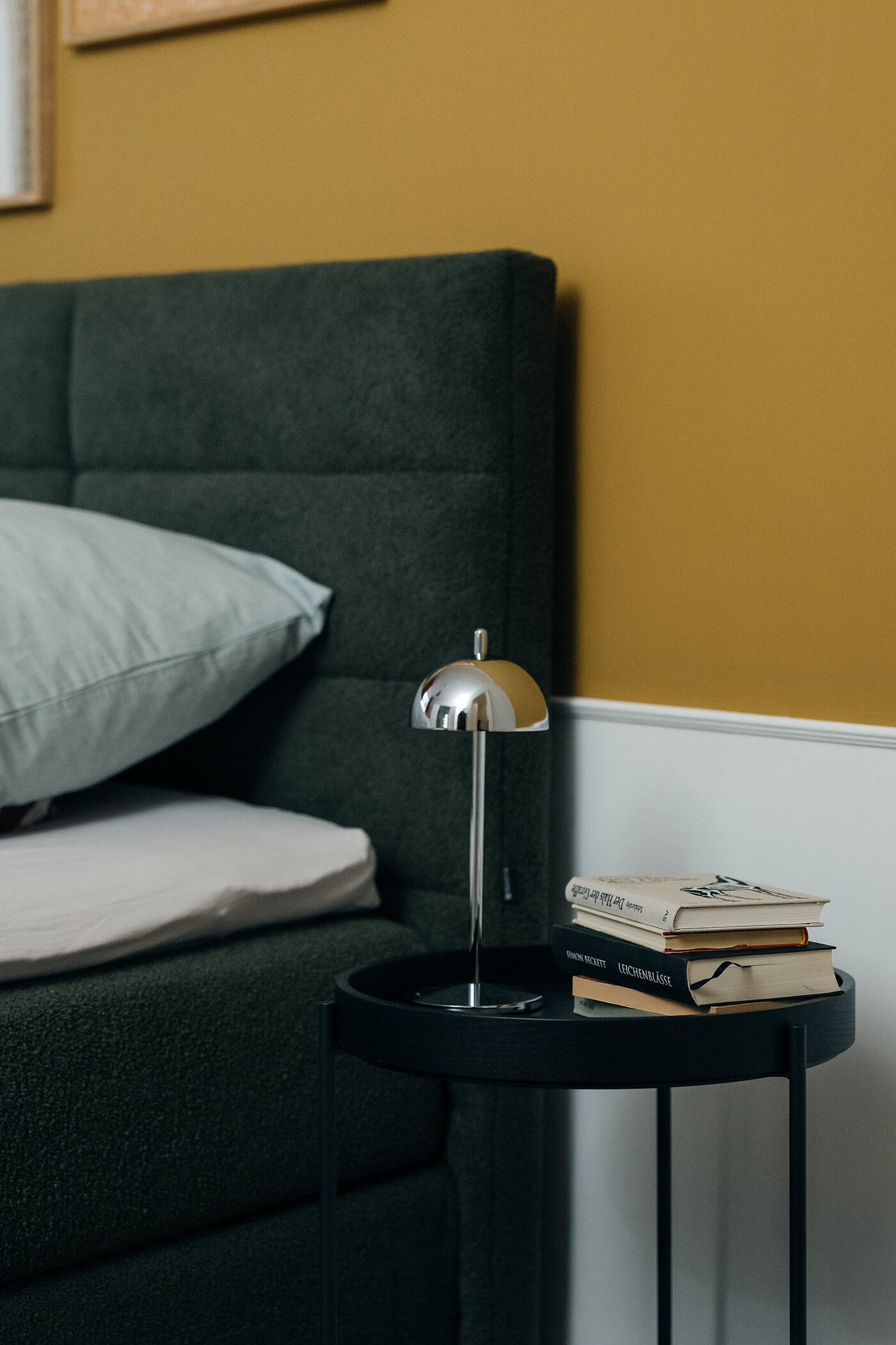 MR11347_11_MusterringLeuchten - 15.jpg LED-Akku-Tischleuchte LUNA, Aluminium chrom (74105) ca. Ø 11 cm, Höhe ca. 30 cm, akkubetrieben inkl. USB-Ladekabel, stufenlos dimmbar, EEK G, Schutzart IP 65, 3,5 Watt, 150 Lumen, Akkulaufzeit max. 24 Stunden, bei voller Leuchtstärke 11 Stunden, Lichtfarbe 2700 - 4000 Kelvin