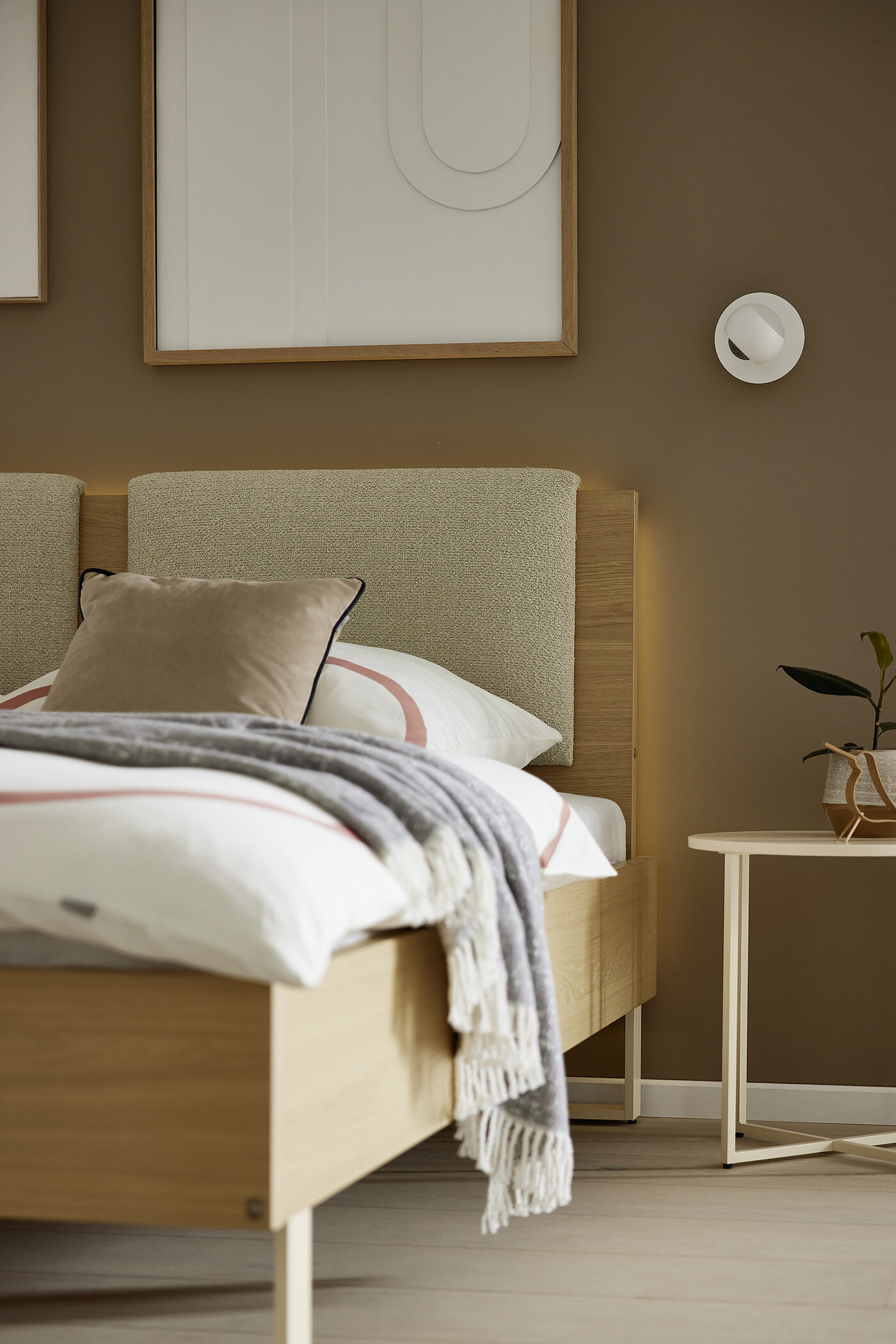 Detailbild vom Holzbett Kara-Frame-Schlafen in Eiche furniert von Musterring