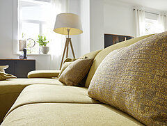 MR 370: Ecksofa (4629) bestehend aus Longchair links, Anreihelement medium und Anreihsofa medium 1,5-sitzig rechts, Stoff 24040 gelb JAB ANSTOETZ (PG JAB 2, 100 % Polyester), Armlehne A, Metallfuß schwarz, matt, ca. 180 x 280, H 83–105, SH 47, ST 56 cm 